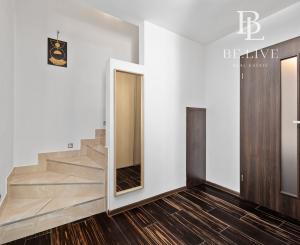 BE.LIVE COMPANY- PREDAJ- 3- IZBOVÝ MEZONET- ZÁHRADA- DVE PARKOVACIE MIESTA- RIEČNA ULICA- ROVINKA