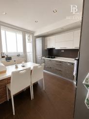 OFF PONUKA – NA PREDAJ – PRIESTRANNÝ 3-IZBOVÝ BYT – 69 m² + LODŽIA – KLIMATIZÁCIA – BUDATÍNSKA – PETRŽALKA