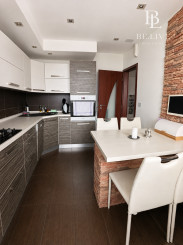 NA PREDAJ – PRIESTRANNÝ 3-IZBOVÝ BYT – 69 m² + LODŽIA – KLIMATIZÁCIA – BUDATÍNSKA – PETRŽALKA