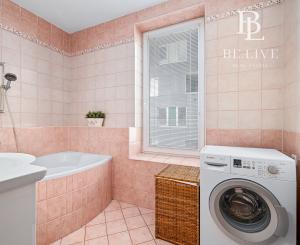 PREDANÝ- BE.LIVE COMPANY- NA PREDAJ- 3-IZBOVÝ BYT- LOGGIA- PIVNIČNÁ KOBKA- VO VYHĽADÁVANOM PROJEKTE OCTOPUS HABITAT- RUŽINOV- MRAZIARENSKÁ