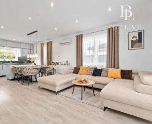 BE.LIVE COMPANY | PREDAJ | 4-IZBOVÝ RODINNÝ DOM S VEĽKOU GARÁŽOU | 704 m² POZEMOK | KVETOSLAVOV – NOVÁ TULIPA
