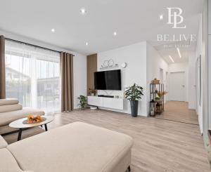 BE.LIVE COMPANY | PREDAJ | 4-IZBOVÝ RODINNÝ DOM S VEĽKOU GARÁŽOU | 704 m² POZEMOK | KVETOSLAVOV – NOVÁ TULIPA