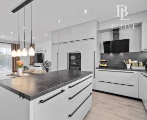BE.LIVE COMPANY | PREDAJ | 4-IZBOVÝ RODINNÝ DOM S VEĽKOU GARÁŽOU | 704 m² POZEMOK | KVETOSLAVOV – NOVÁ TULIPA