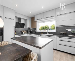 BE.LIVE COMPANY | PREDAJ | 4-IZBOVÝ RODINNÝ DOM S VEĽKOU GARÁŽOU | 704 m² POZEMOK | KVETOSLAVOV – NOVÁ TULIPA