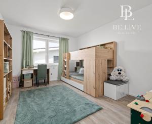 BE.LIVE COMPANY | PREDAJ | 4-IZBOVÝ RODINNÝ DOM S VEĽKOU GARÁŽOU | 704 m² POZEMOK | KVETOSLAVOV – NOVÁ TULIPA