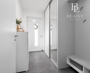 BE.LIVE COMPANY | PREDAJ | 4-IZBOVÝ RODINNÝ DOM S VEĽKOU GARÁŽOU | 704 m² POZEMOK | KVETOSLAVOV – NOVÁ TULIPA