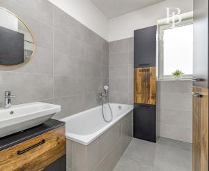 BE.LIVE COMPANY | PREDAJ | 4-IZBOVÝ RODINNÝ DOM S VEĽKOU GARÁŽOU | 704 m² POZEMOK | KVETOSLAVOV – NOVÁ TULIPA