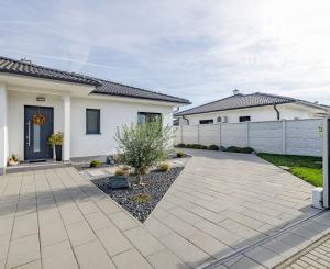 BE.LIVE COMPANY | PREDAJ | 4-IZBOVÝ RODINNÝ DOM S VEĽKOU GARÁŽOU | 704 m² POZEMOK | KVETOSLAVOV – NOVÁ TULIPA