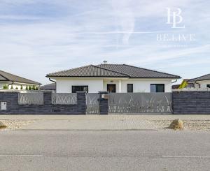 BE.LIVE COMPANY | PREDAJ | 4-IZBOVÝ RODINNÝ DOM S VEĽKOU GARÁŽOU | 704 m² POZEMOK | KVETOSLAVOV – NOVÁ TULIPA