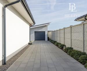 BE.LIVE COMPANY | PREDAJ | 4-IZBOVÝ RODINNÝ DOM S VEĽKOU GARÁŽOU | 704 m² POZEMOK | KVETOSLAVOV – NOVÁ TULIPA