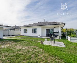 BE.LIVE COMPANY | PREDAJ | 4-IZBOVÝ RODINNÝ DOM S VEĽKOU GARÁŽOU | 704 m² POZEMOK | KVETOSLAVOV – NOVÁ TULIPA