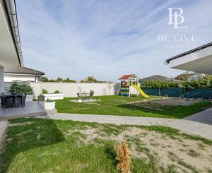 BE.LIVE COMPANY | PREDAJ | 4-IZBOVÝ RODINNÝ DOM S VEĽKOU GARÁŽOU | 704 m² POZEMOK | KVETOSLAVOV – NOVÁ TULIPA