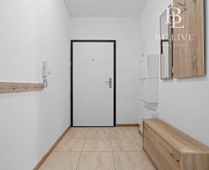BE.LIVE COMPANY- PREDAJ-SVETLÝ 3-IZBOVÝ BYT S DVOMA BALKÓNMI A PARKOVANÍM – NA PIESKU, RUŽINOV
