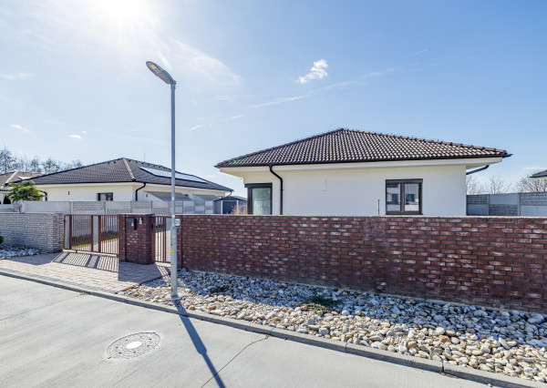 PREDANÉ- 4 IZBOVÝ- BUNGALOV-109m2- MILOSLAVOV