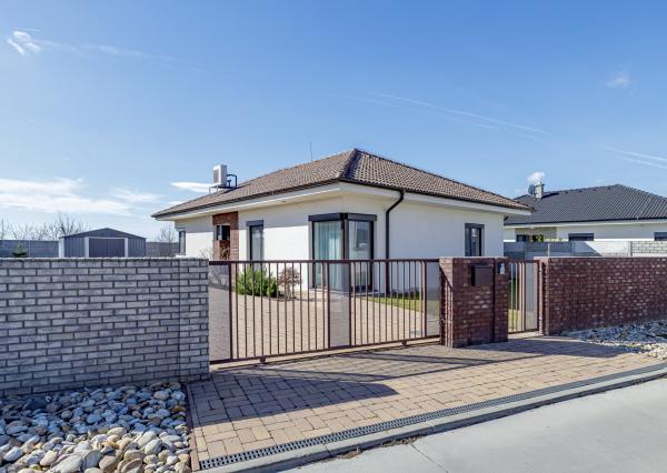 PREDANÉ- 4 IZBOVÝ- BUNGALOV-109m2- MILOSLAVOV