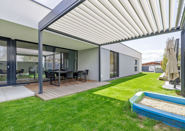 PREDAJ- 5-IZBOVÝ- BUNGALOV- PERGOLA- TERASA- GARDENS- SENEC