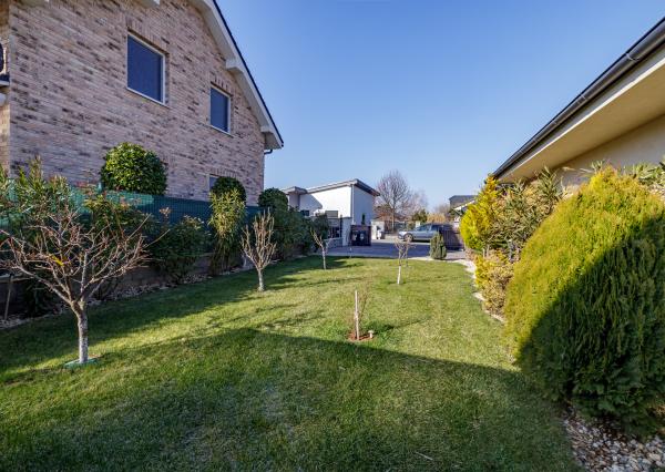 PREDANÉ- 4-IZBOVÝ BUNGALOV- POZEMOK 600m²-HAMULIAKOVO