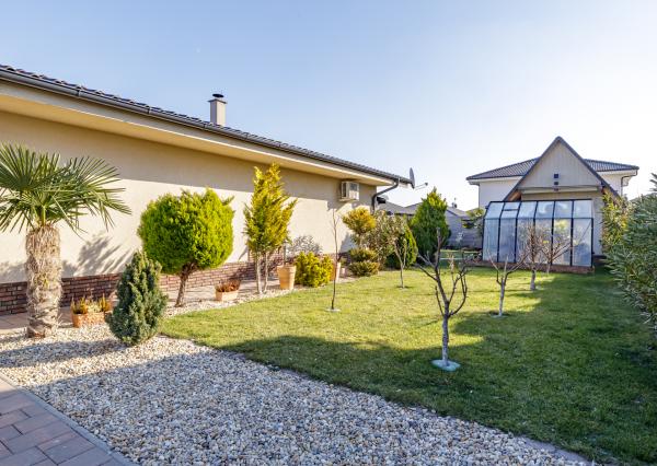 PREDANÉ- 4-IZBOVÝ BUNGALOV- POZEMOK 600m²-HAMULIAKOVO