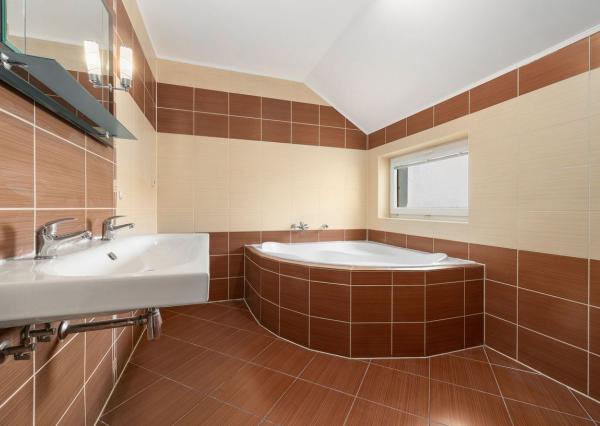 PREDANÉ- PREDAJ- 4-IZBOVÝ- 170m2- RODINNÝ DOM- ROVINKA