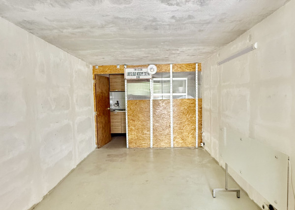 GARÁŽ-ZREKONŠTRUOVANÁ- PREDAJ- 24m2- KARLOVÁ VES