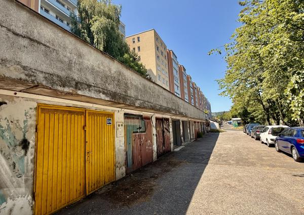 GARÁŽ-ZREKONŠTRUOVANÁ- PREDAJ- 24m2- KARLOVÁ VES