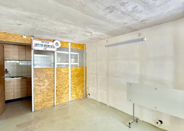 GARÁŽ-ZREKONŠTRUOVANÁ- PREDAJ- 24m2- KARLOVÁ VES