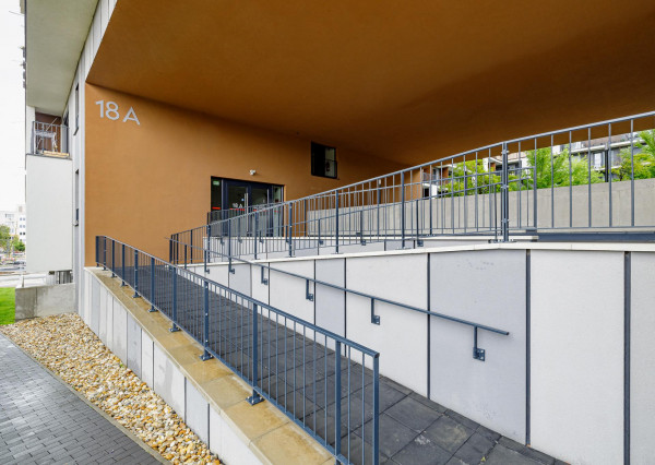 PREDANÉ - PREDAJ- 1-IZBOVÝ BYT- S BALKÓNOM- PETRŽALKA