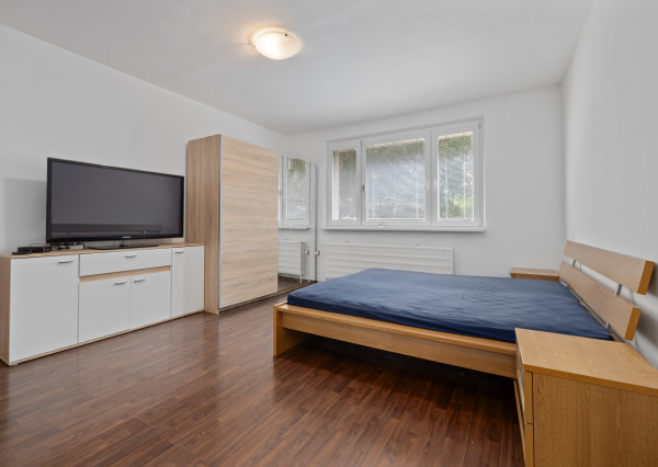 PRIESTRANNÝ-3IZBOVÝ BYT-PREDAJ- S PIVNICOU- PETRŽALKA