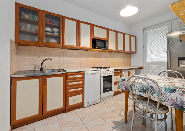 PRIESTRANNÝ-3IZBOVÝ BYT-PREDAJ- S PIVNICOU- PETRŽALKA