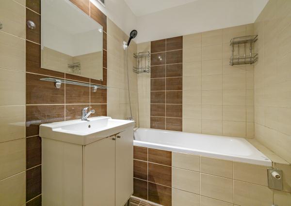 PREDANÉ-3IZBOVÝ BYT-PREDAJ- S PIVNICOU- PETRŽALKA