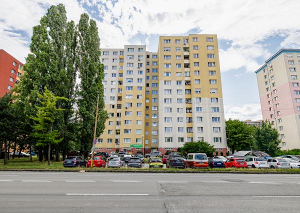 PREDANÉ-3IZBOVÝ BYT-PREDAJ- S PIVNICOU- PETRŽALKA