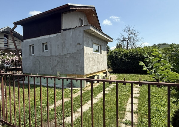 PREDANÉ- CHATA- PREDAJ- CELOROČNÉ BÝVANIE- HAMULIAKOVO