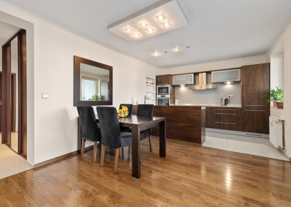 PREDAJ- MODERNÝ- 3IZBOVÝ BYT- PARKOVACIE MIESTO-STARÉ MESTO