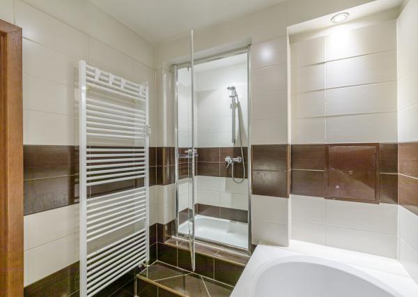 PREDAJ- MODERNÝ- 3IZBOVÝ BYT- PARKOVACIE MIESTO-STARÉ MESTO