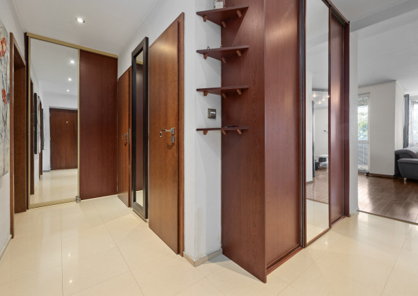 PREDAJ- MODERNÝ- 3IZBOVÝ BYT- PARKOVACIE MIESTO-STARÉ MESTO