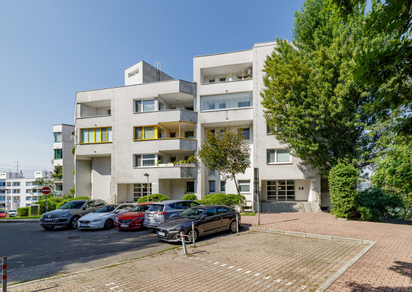 PREDAJ- MODERNÝ- 3IZBOVÝ BYT- PARKOVACIE MIESTO-STARÉ MESTO