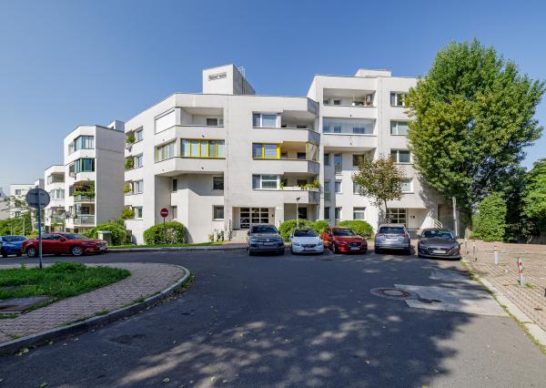 PREDAJ- MODERNÝ- 3IZBOVÝ BYT- PARKOVACIE MIESTO-STARÉ MESTO