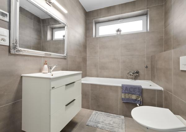 PRENÁJOM- 4-IZBOVÝ MODERNÝ- RODINNÝ DOM- MALINOVO/ TRI VODY