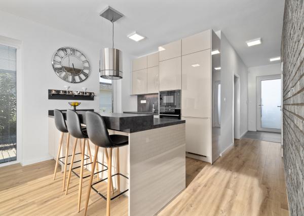 PRENÁJOM- 4-IZBOVÝ MODERNÝ- RODINNÝ DOM- MALINOVO/ TRI VODY