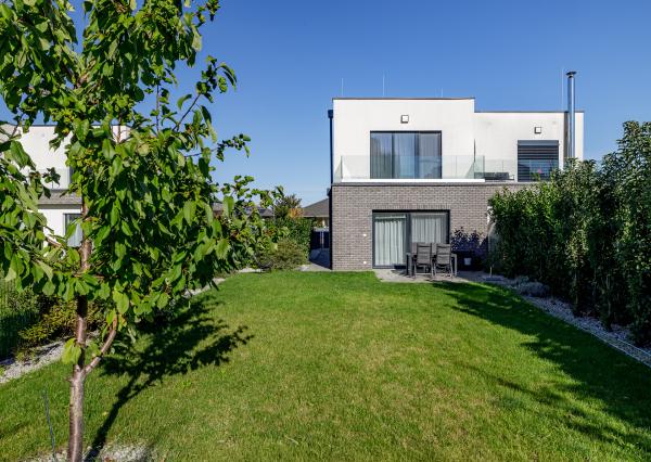 PRENÁJOM- 4-IZBOVÝ MODERNÝ- RODINNÝ DOM- MALINOVO/ TRI VODY