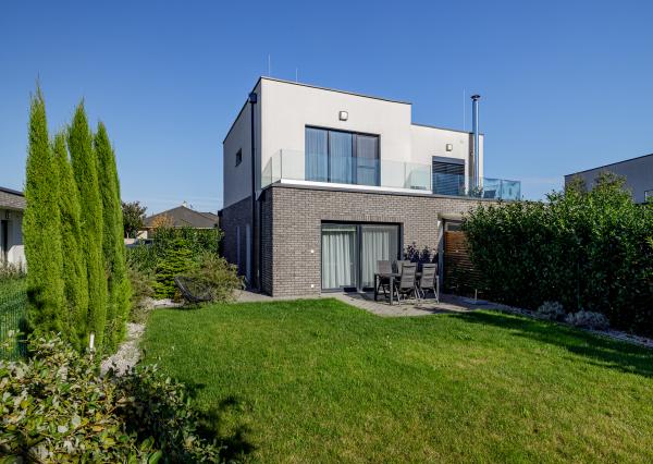 PRENÁJOM- 4-IZBOVÝ MODERNÝ- RODINNÝ DOM- MALINOVO/ TRI VODY