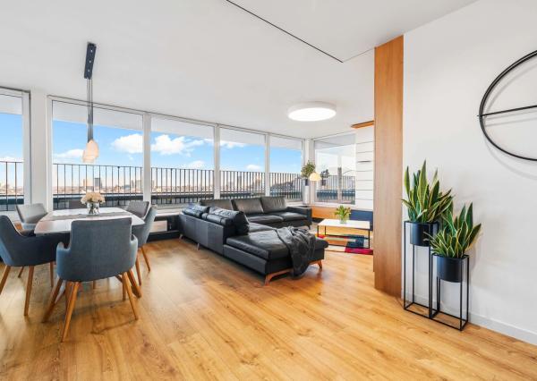 OFF PONUKA - LUXUSNÝ PENTHOUSE - PANORAMATICKÝ VÝHĽAD- TERASA- 4-IZBOVÝ - KOLIBA