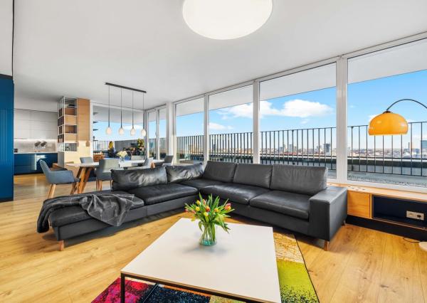 OFF PONUKA - LUXUSNÝ PENTHOUSE - PANORAMATICKÝ VÝHĽAD- TERASA- 4-IZBOVÝ - KOLIBA