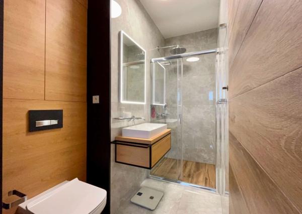 OFF PONUKA - LUXUSNÝ PENTHOUSE - PANORAMATICKÝ VÝHĽAD- TERASA- 4-IZBOVÝ - KOLIBA