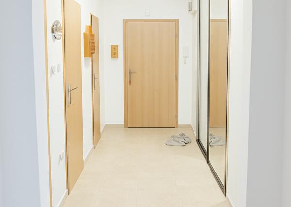 OFF PONUKA - SLNEČNÝ 2-IZBOVÝ BYT – MOŽNOSŤ 3 IZIEB- RAČA –KRASŇANY