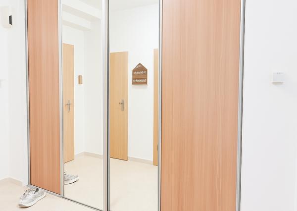 OFF PONUKA - SLNEČNÝ 2-IZBOVÝ BYT – MOŽNOSŤ 3 IZIEB- RAČA –KRASŇANY