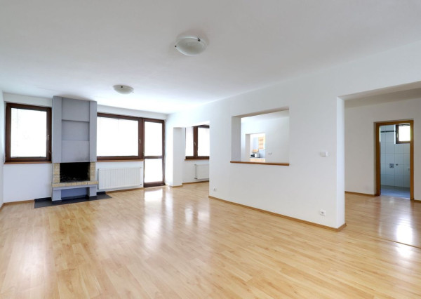 OFF PONUKA - PRIESTRANNÝ 8-IZBOVÝ DOM – TICHÁ VILOVÁ ŠTVRŤ – MOŽNOSŤ 2 BYTOVÝCH JEDNOTIEK – DÚBRAVKA