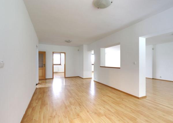 OFF PONUKA - PRIESTRANNÝ 8-IZBOVÝ DOM – TICHÁ VILOVÁ ŠTVRŤ – MOŽNOSŤ 2 BYTOVÝCH JEDNOTIEK – DÚBRAVKA