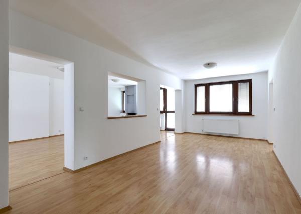 OFF PONUKA - PRIESTRANNÝ 8-IZBOVÝ DOM – TICHÁ VILOVÁ ŠTVRŤ – MOŽNOSŤ 2 BYTOVÝCH JEDNOTIEK – DÚBRAVKA