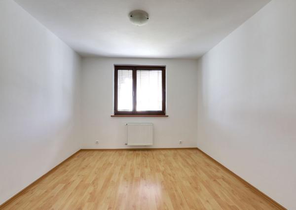 OFF PONUKA - PRIESTRANNÝ 8-IZBOVÝ DOM – TICHÁ VILOVÁ ŠTVRŤ – MOŽNOSŤ 2 BYTOVÝCH JEDNOTIEK – DÚBRAVKA